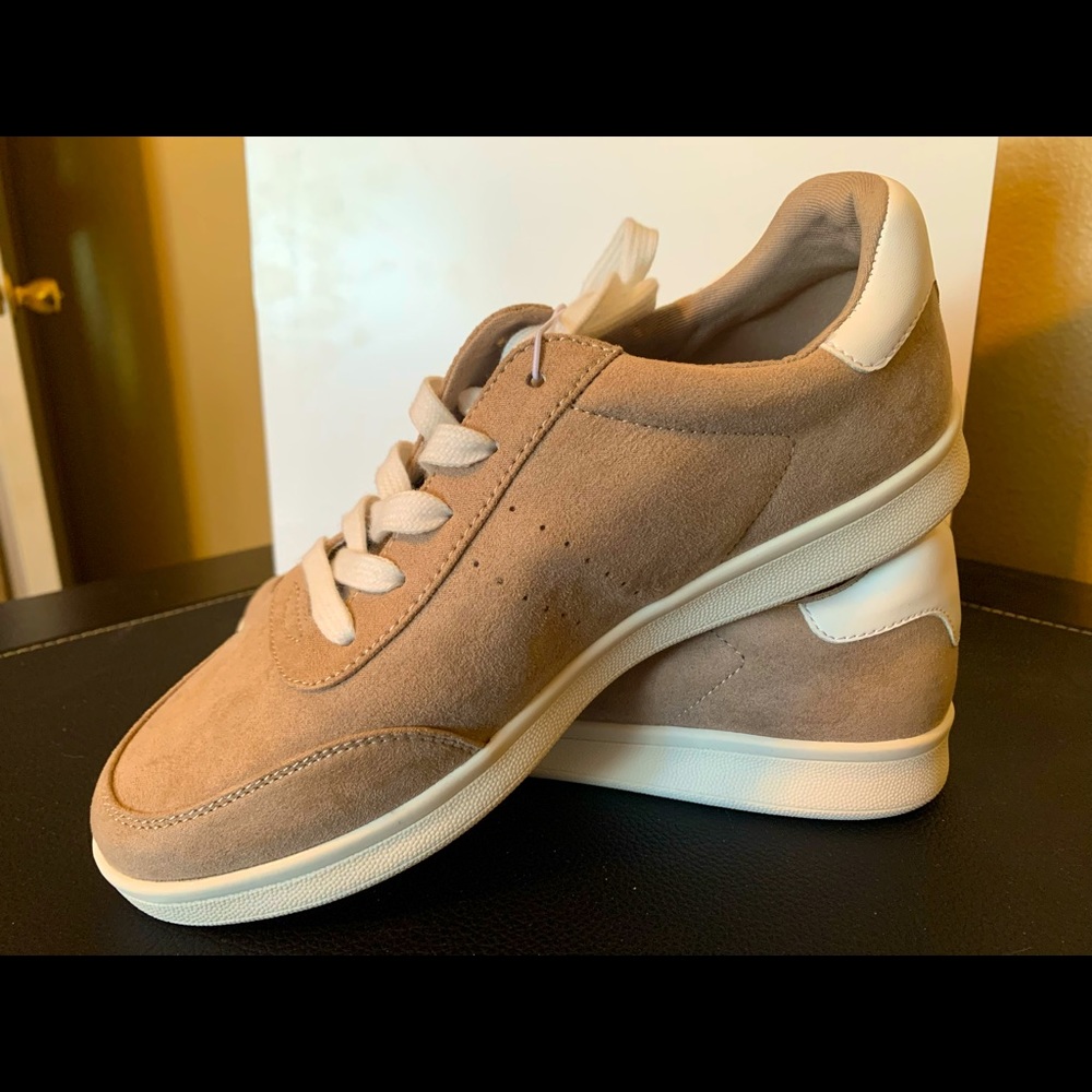 Old Navy soft faux sued laced flat loafer stye shoes, size 8, Tan, NWT